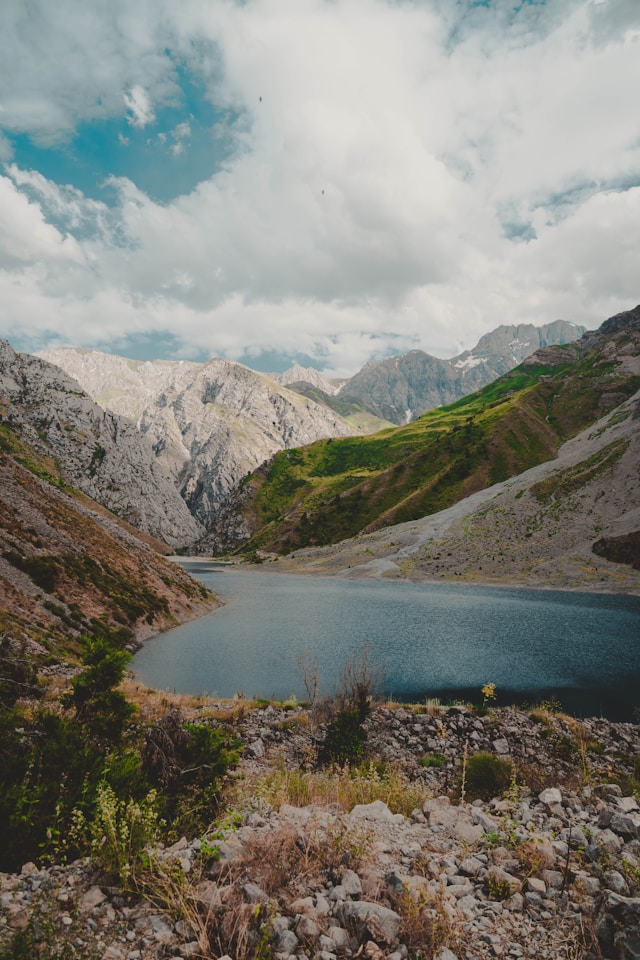 Montagnes en Ouzbékistan, exemple de voyage sur mesure en Asie centrale organisé par Nahra Travel, travel planner spécialisée Asie et Moyen Orient