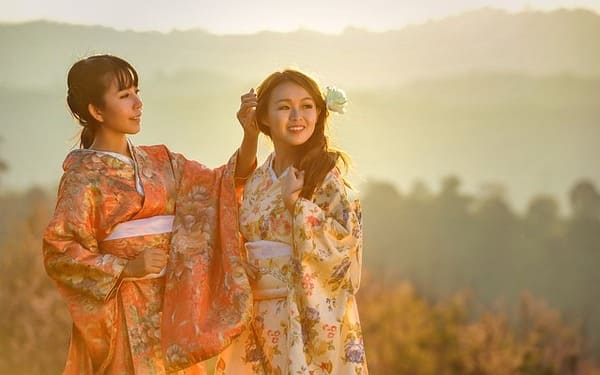 Jeunes filles en kimono traditionnel au Japon – Plongée dans la culture asiatique avec Nahra Travel, spécialiste du voyage sur mesure.