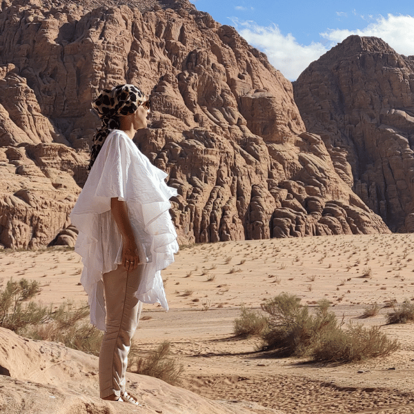 Nadia dans le désert en Jordanie – Fondatrice de Nahra Travel, travel planner spécialisée dans les voyages sur mesure en Asie.
