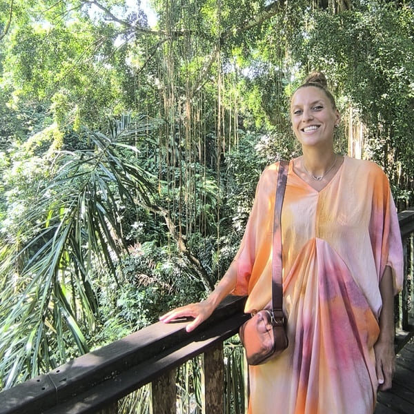 Nadia dans une forêt à Bali – Fondatrice de Nahra Travel, travel planner spécialisée dans les voyages sur mesure en Asie.