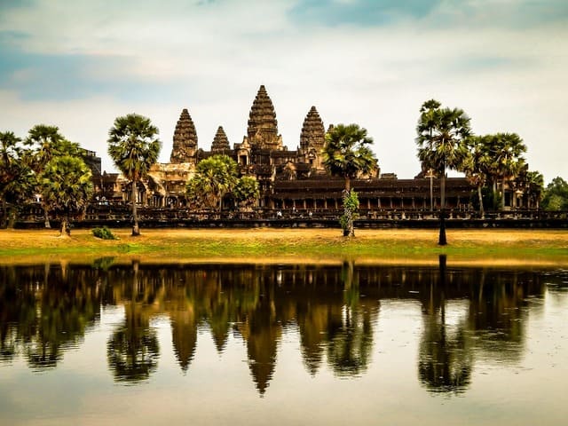 Temple d’Angkor Wat au Cambodge, reflet majestueux dans l’eau au lever du soleil, un site incontournable lors d’un voyage au Cambodge – voyage sur mesure avec Nahra Travel, spécialiste Asie et Moyen-Orient.
