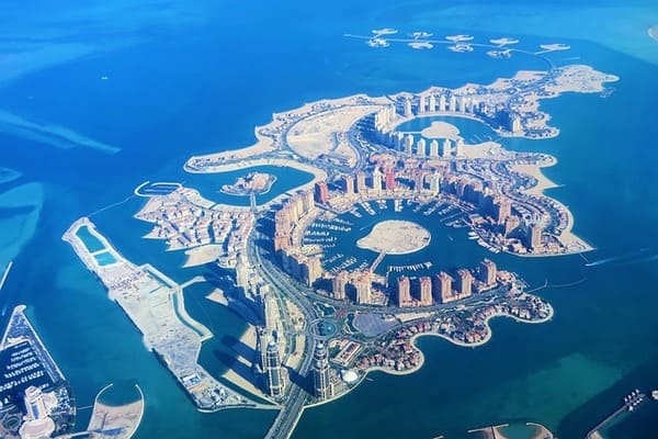 Vue aérienne des îles artificielles de The Pearl à Doha, symbole de modernité et de luxe, une étape incontournable lors d’un voyage au Qatar - voyage sur mesure avec Nahra Travel, spécialiste Asie et Moyen-Orient.