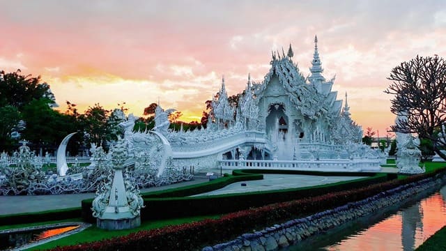 Le célèbre temple blanc Wat Rong Khun à Chiang Rai en Thaïlande, un site impressionnant à découvrir lors d’un voyage en Thaïlande - voyage sur mesure avec Nahra Travel, spécialiste Asie et Moyen-Orient.