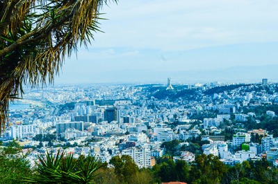 Nahra Travel organisation de voyage sur mesure travel planner Asie Europe Afrique Moyen-Orient - vue d’Alger avec la Casbah historique et ses maisons blanches